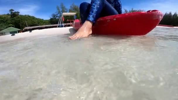青い空 ビーチを背景にアジア女性を閉じる — ストック動画