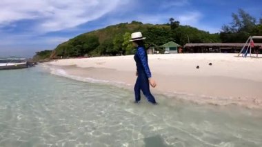 Plaj mavi gökyüzü arka plan üzerinde yürüme Asya kadın kapatmak.