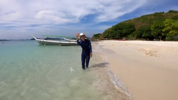 Plaj Mavi Gökyüzü Arka Plan Üzerinde Yürüme Asya Kadın Kapatmak — Stok video
