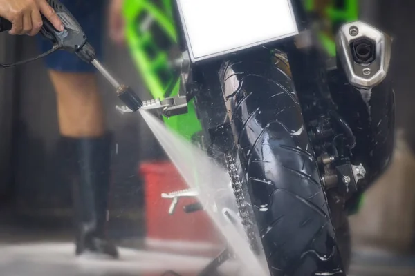 Motosiklet temizliği. Çalışanlar motosikletleri yıkıyor..