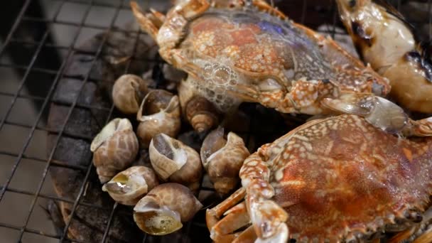 贝类和螃蟹在炉格栅 烹饪烧烤海鲜 — 图库视频影像