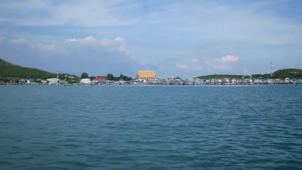 白天有渔村背景的海景 — 图库视频影像