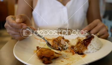 Tavuk beyaz tabakta yemek Genç Asya kadınlar.