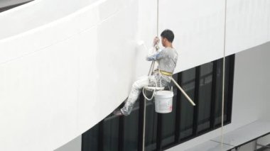 Bangkok, Tayland - Aralık, 4 2018: Ressamlar büyük ip ile yüksek binalar üzerinde boya vardır.