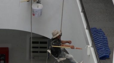 Bangkok, Tayland - Aralık, 4 2018: Ressamlar büyük ip ile yüksek binalar üzerinde boya vardır.