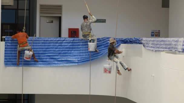 泰国曼谷 2018年12月4日 画家正在用大绳子在高楼上作画 — 图库视频影像