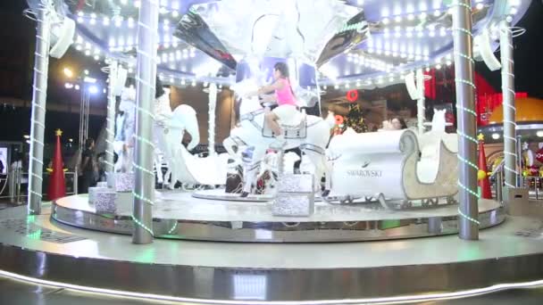 2018年12月05年12月 梅里戈圆在夜间 蓝圣诞概念背景 旋转木马 儿童旋转木马 — 图库视频影像
