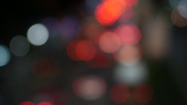 Üstten görünüm trafik ışığı bokeh yolda.