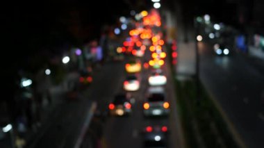 Üstten görünüm trafik ışığı bokeh yolda.