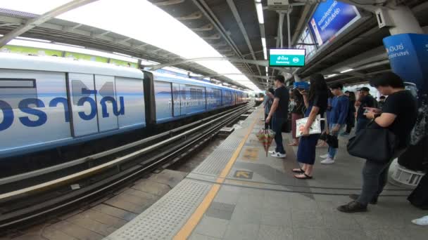 Bangkok Thailand December 2016 Passagiers Die Reizen Siam Sky Train — Stockvideo