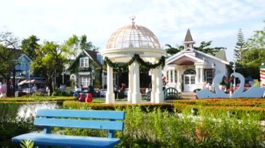 Bangkok, Tayland - 16 Aralık 2018: İnsanlar ziyaret edin ve çikolata ville park ve Bangkok,Thailand.The çikolata ville park ve Restoran dekorasyonu Noel Festivali ile restoranda yemek.