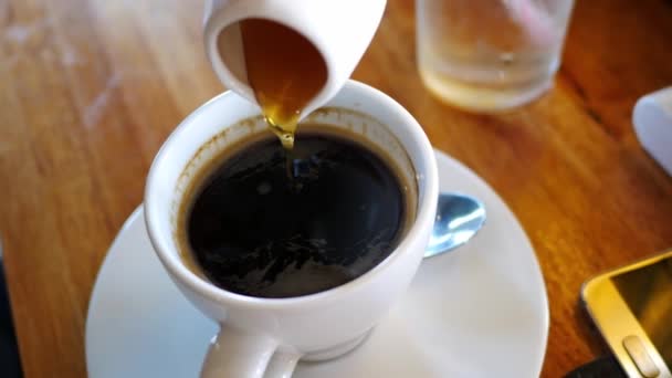 Café expresso au miel sur table en bois le matin .