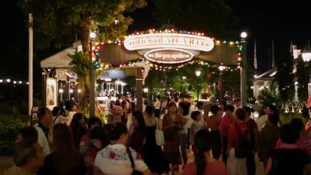 Μπανγκόκ Ταϊλάνδη Δεκεμβρίου 2018 Άνθρωποι Επισκέπτονται Και Δειπνήσουν Στο Πάρκο — Αρχείο Βίντεο
