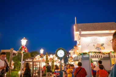 Bangkok, Tayland - 16 Aralık 2018: İnsanlar ziyaret edin ve çikolata ville park ve Bangkok,Thailand.The çikolata ville park ve Restoran dekorasyonu Noel Festivali ile restoranda yemek.