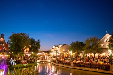 Bangkok, Tayland - 16 Aralık 2018: İnsanlar ziyaret edin ve çikolata ville park ve Bangkok,Thailand.The çikolata ville park ve Restoran dekorasyonu Noel Festivali ile restoranda yemek.