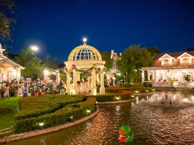 Bangkok, Tayland - 16 Aralık 2018: İnsanlar ziyaret edin ve çikolata ville park ve Bangkok,Thailand.The çikolata ville park ve Restoran dekorasyonu Noel Festivali ile restoranda yemek.