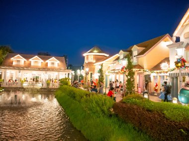 Bangkok, Tayland - 16 Aralık 2018: İnsanlar ziyaret edin ve çikolata ville park ve Bangkok,Thailand.The çikolata ville park ve Restoran dekorasyonu Noel Festivali ile restoranda yemek.