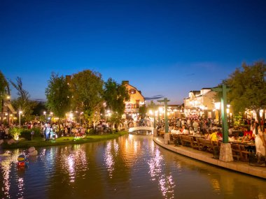 Bangkok, Tayland - 16 Aralık 2018: İnsanlar ziyaret edin ve çikolata ville park ve Bangkok,Thailand.The çikolata ville park ve Restoran dekorasyonu Noel Festivali ile restoranda yemek.