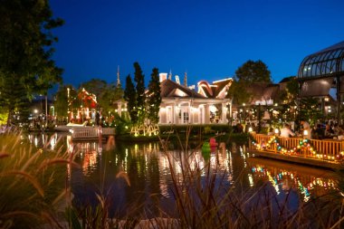 Bangkok, Tayland - 16 Aralık 2018: İnsanlar ziyaret edin ve çikolata ville park ve Bangkok,Thailand.The çikolata ville park ve Restoran dekorasyonu Noel Festivali ile restoranda yemek.