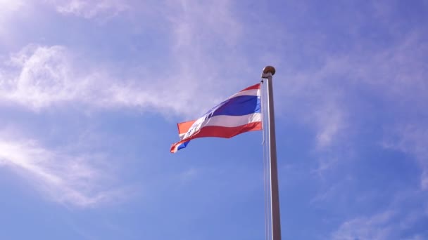 Ταϊλανδέζικη Σημαία Στο Φόντο Του Ουρανού — Αρχείο Βίντεο