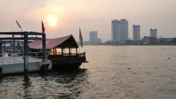 バンコク タイ王国 2019 クローズ アップ バンコク タイで川に旅客船夕日を背景 — ストック動画