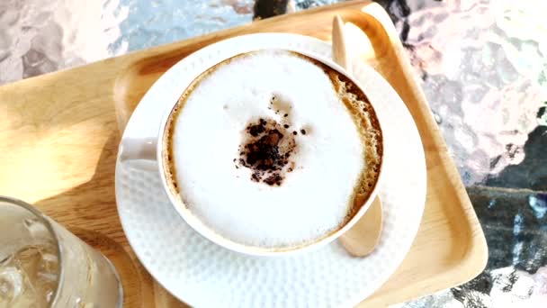 Una Tazza Caffè Cappuccino Sul Tavolo Legno Mattino — Video Stock