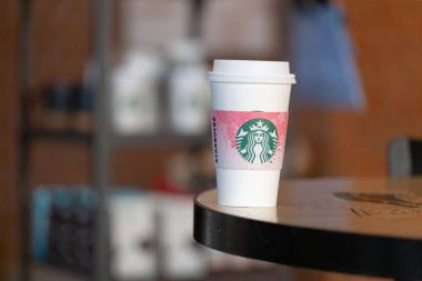 Bangkok, Tayland - 10 Mart 2019: Starbucks sıcak içecek kahve tablo, Bangkok, Tayland.
