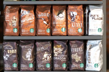 Bangkok, Tayland - 10 Mart 2019: Bangkok, Tayland onların paketleri Tayland ve Starbuck kahve çekirdeği ürünlerinde Starbucks Coffee Shop ünlü dallarında rafa