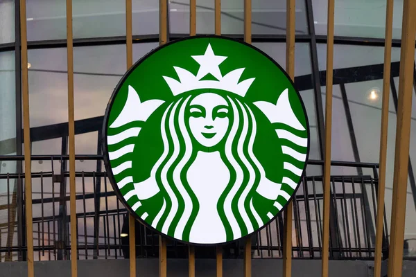 Bangkok, Tayland - 10 Mart 2019: Tayland Starbucks kahve dükkanı ünlü dalları. Sabah görünümü. Logo Starbucks close-Up.