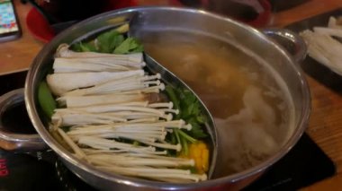 Shabu suki güvecini kapat. 