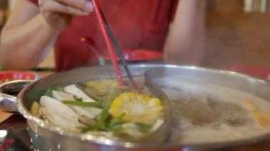 Shabu suki güvecini kapat. 