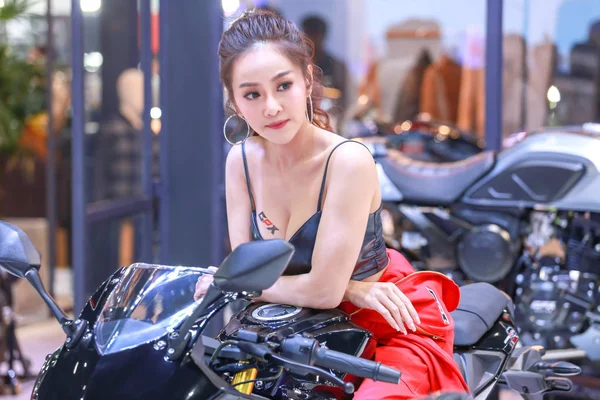Kimliği belirsiz model bir motosiklet 40 Tayland at ile poz veriyor 