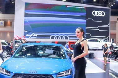 Kimliği belirsiz modeli 40 Tayland olaraktan bir araba ile poz veriyor