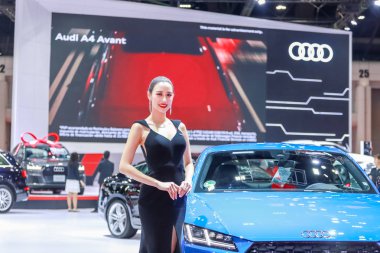 Kimliği belirsiz modeli 40 Tayland olaraktan bir araba ile poz veriyor