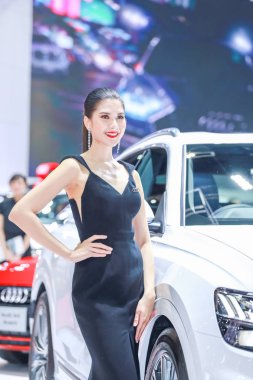 Kimliği belirsiz modeli 40 Tayland olaraktan bir araba ile poz veriyor