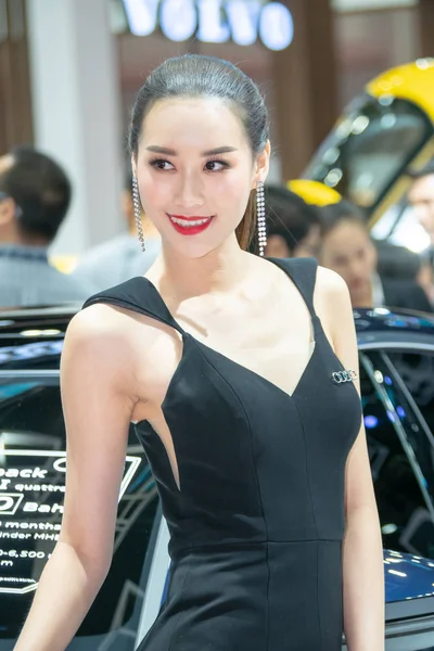 Kimliği belirsiz modeli 40 Tayland olaraktan bir araba ile poz veriyor