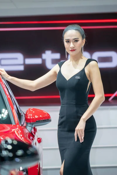 Niet-geïdentificeerde model vormt met een auto op de 40e Thailand Interna — Stockfoto
