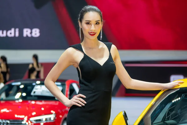 Modelo não identificado posa com um carro no 40 Tailândia Interna — Fotografia de Stock