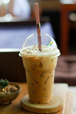 Ahşap masada espresso buz kahvekapatın.