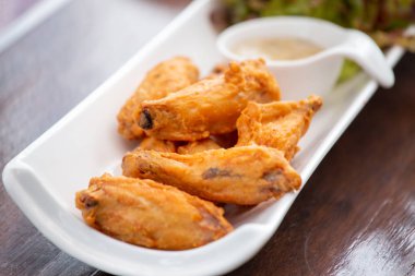 Kızarmış Tavuk, Sos ve Organik Sebzeler, Güzel dekore