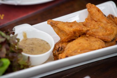 Kızarmış Tavuk, Sos ve Organik Sebzeler, Güzel dekore