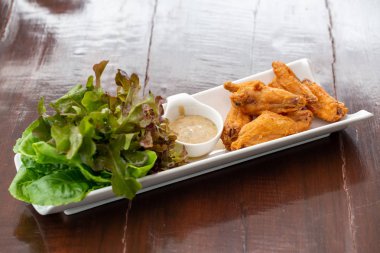 Kızarmış Tavuk, Sos ve Organik Sebzeler, Güzel dekore