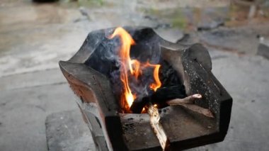 Portakal alev içinde kömür ocağı.