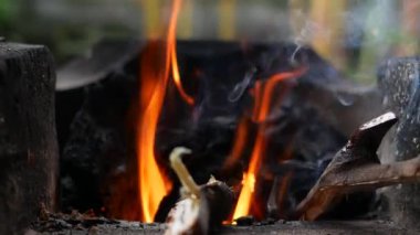 Portakal alev içinde kömür ocağı.