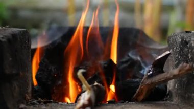 Portakal alev içinde kömür ocağı.