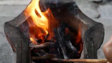 Portakal alev içinde kömür ocağı.