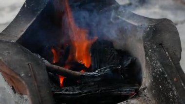 Portakal alev içinde kömür ocağı.