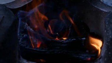 Portakal alev içinde kömür ocağı.