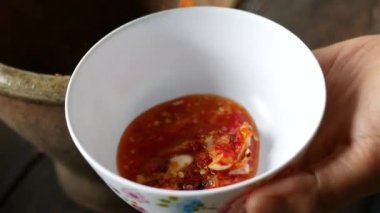 Acı biber ezmesi yapıyorum. Tayland yemekleri çok popülerdir. Ulusal gıda.