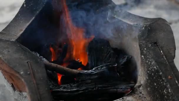 木炭炉里的橙色火焰 — 图库视频影像